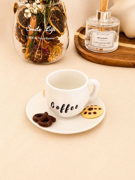 فنجان قهوة مع صحن ابيض كوكيز 🍪